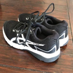 ASICS GT1000 black and white size 3. great shape